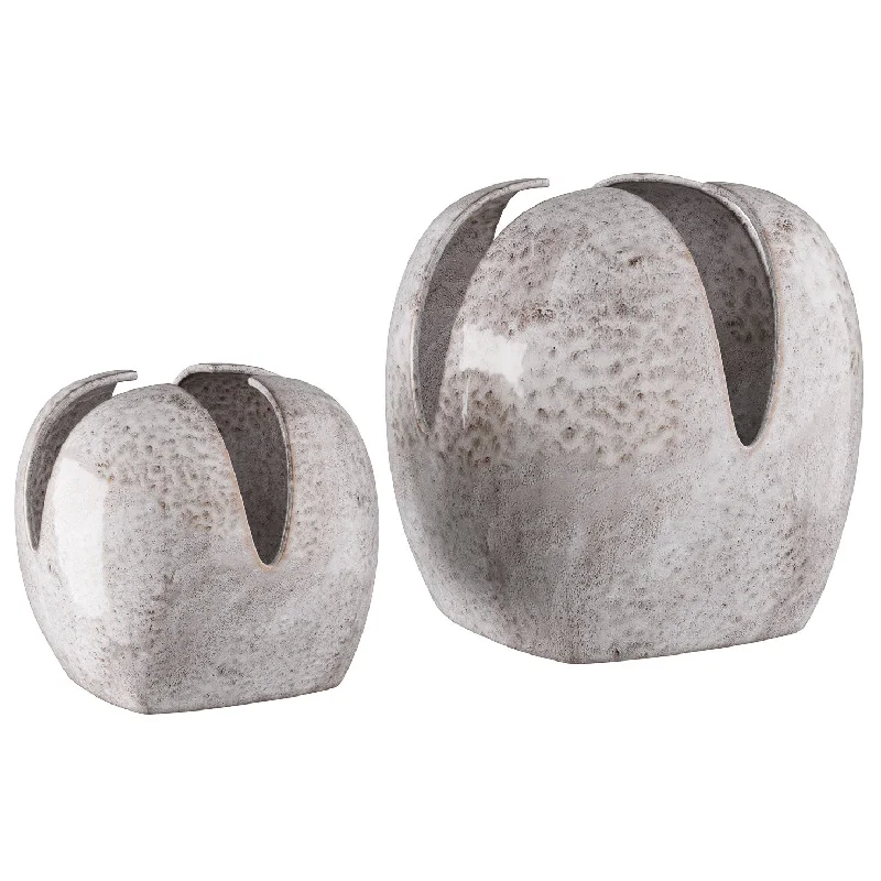 Track lighting for creating a moody atmosphereAmal Vases - Set of 2
